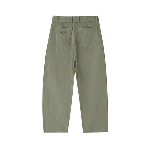 Belted Curved-Blade hemmed pants.